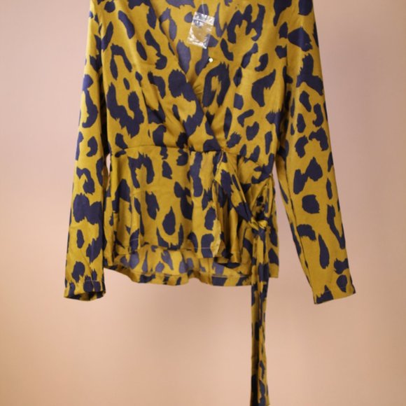 NWT Patterned Blouse - Picture 3 of 8